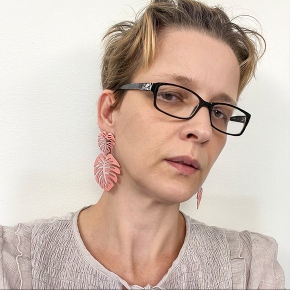 💕Beautiful Coral Plantain Leaves Fashion Earrings💕 - Picture 4 of 5